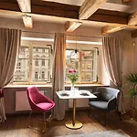 Miss Sophie's Charles Bridge Szálloda 4*